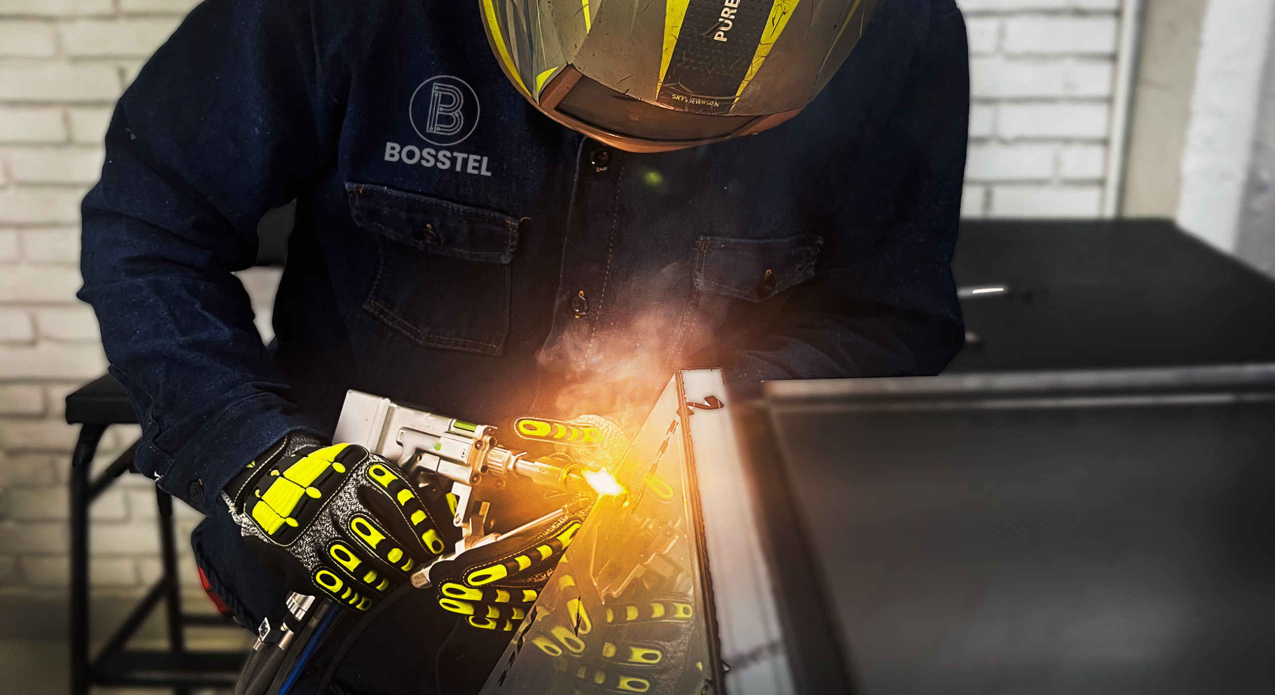 Lee más sobre el artículo Corté, soldadura láser y doblez CNC en tableros eléctricos: precisión y velocidad para tableristas de Colombia